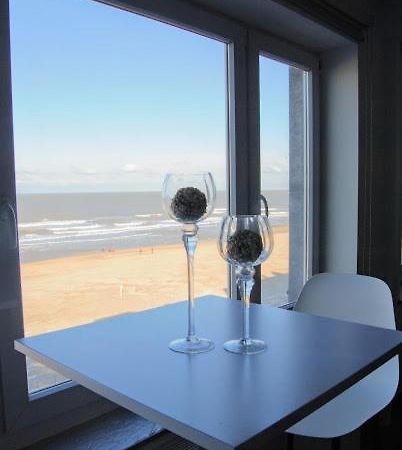 Modern Appartement Op De Zeedijk Met 2 Slaapkamers Te Oostende Exteriör bild
